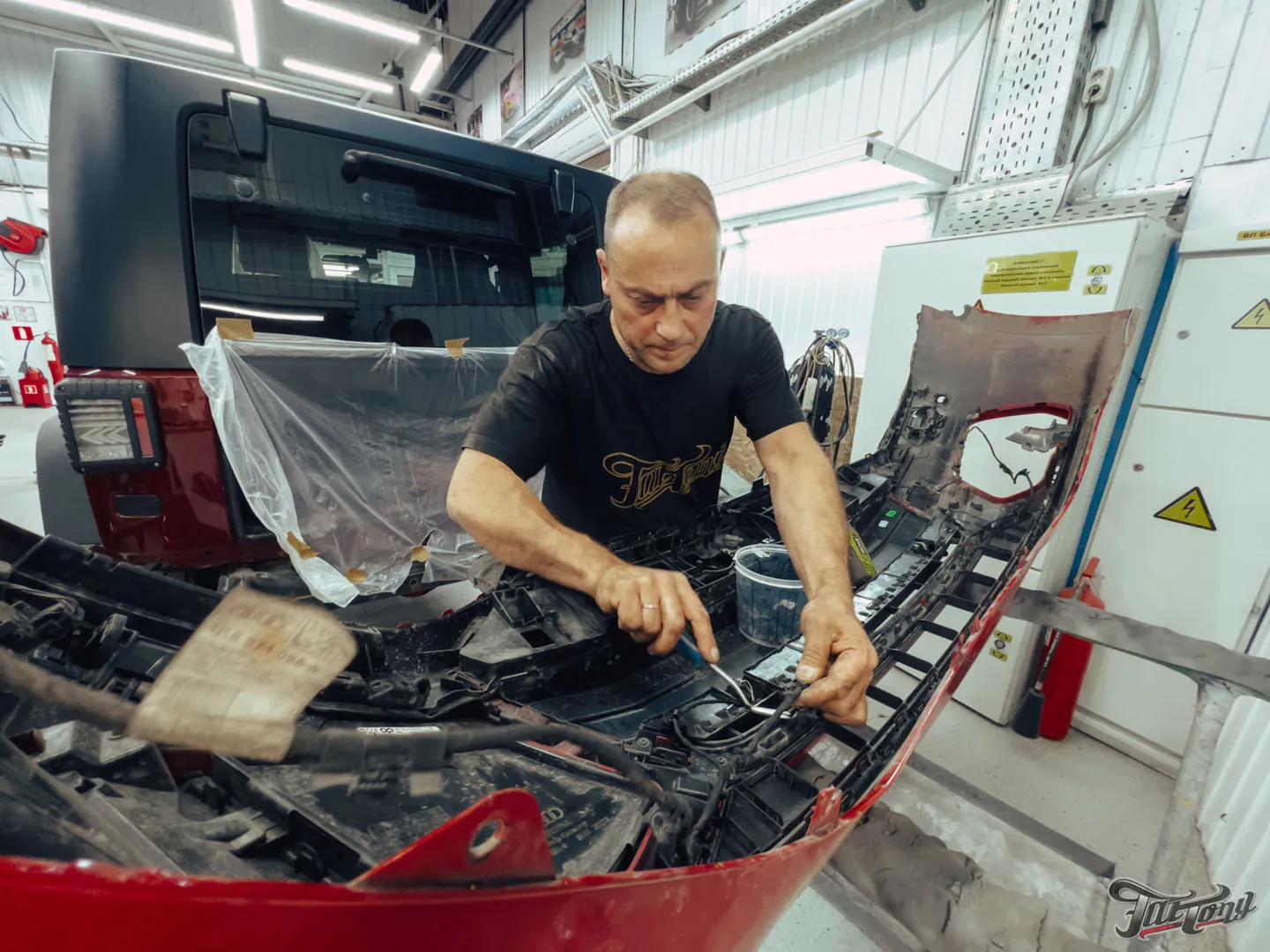 Кузовной ремонт Audi A7 после ДТП. Почему колорист и маляр должны работать бок о бок и как подобрать нужный цвет?